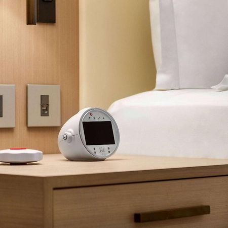 Ramada By Wyndham Riyadh King Fahd Road Esterno foto A bedside alarm