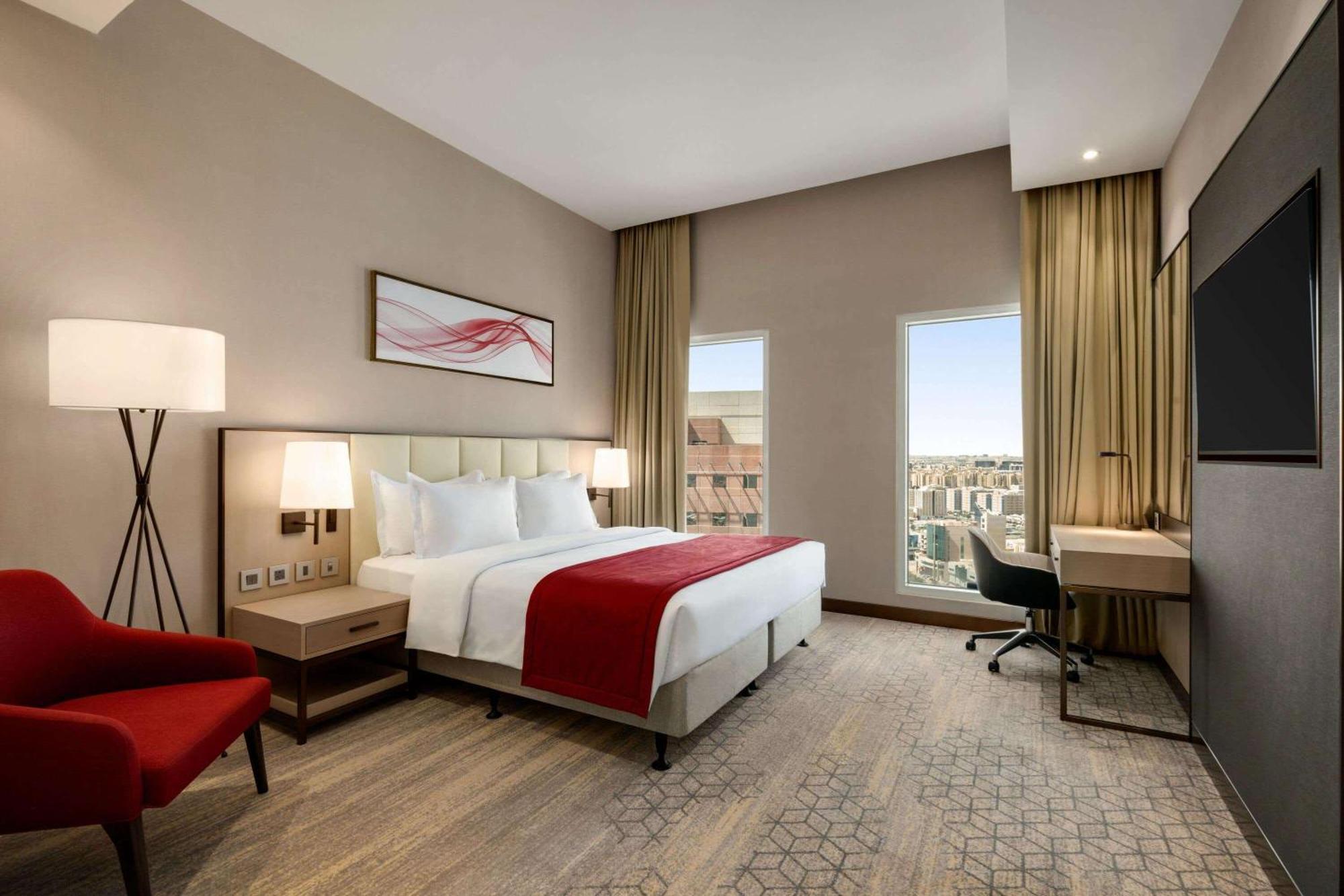Ramada By Wyndham Riyadh King Fahd Road Esterno foto A guest room at the Hilton Garden Inn, London Heathrow