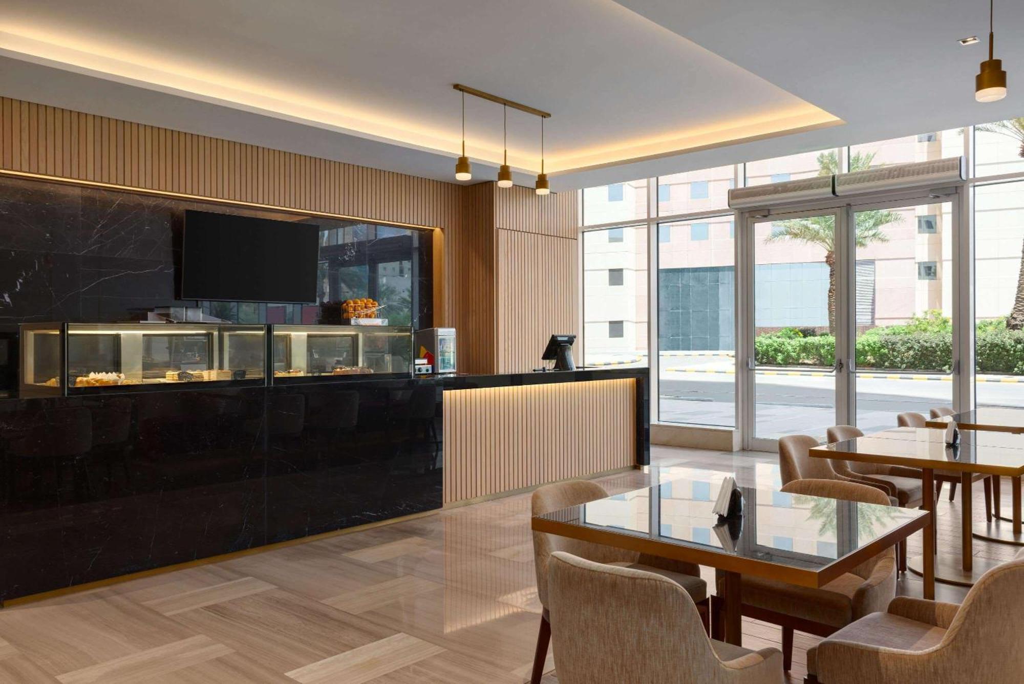Ramada By Wyndham Riyadh King Fahd Road Esterno foto The Lounge at KLIA