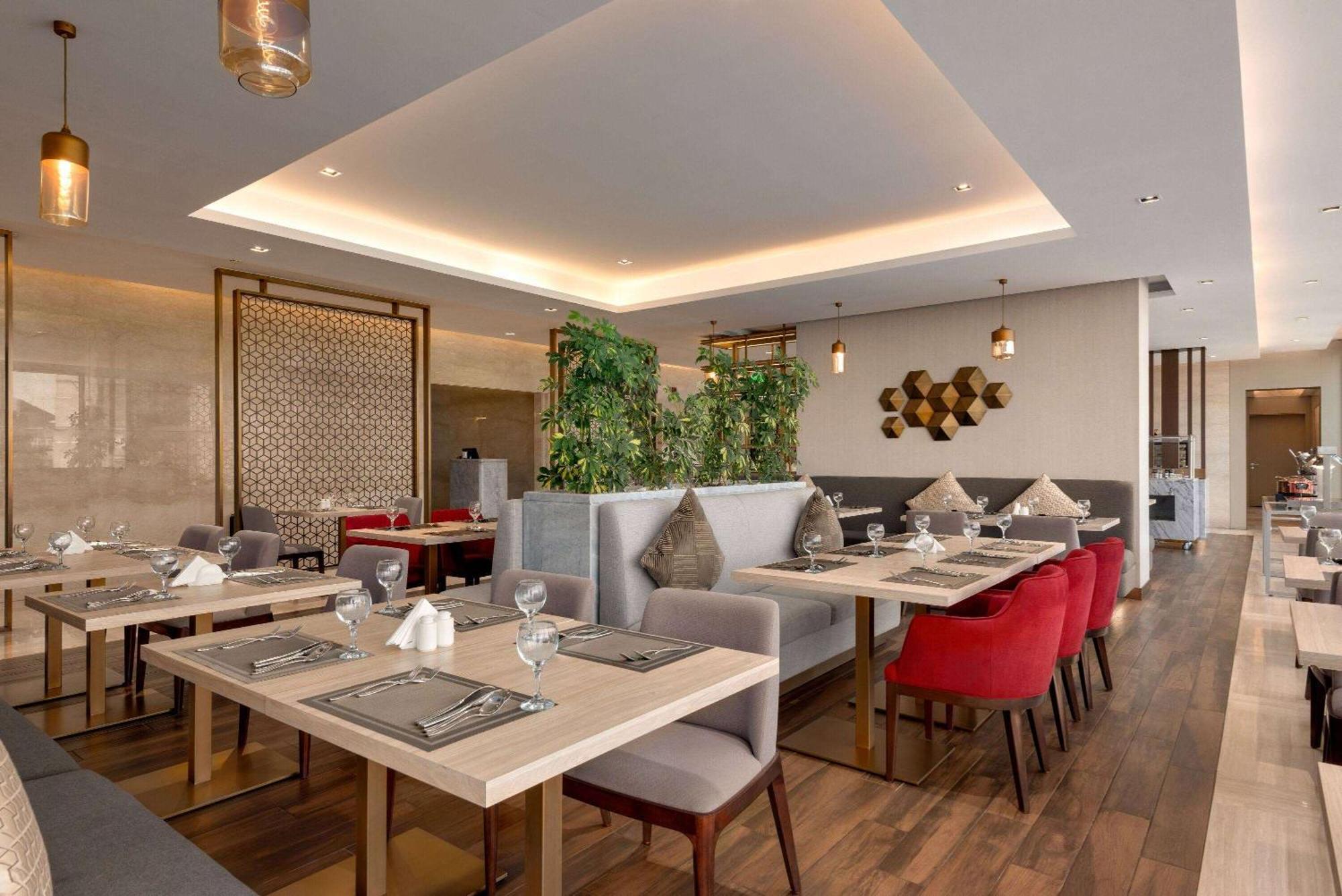 Ramada By Wyndham Riyadh King Fahd Road Esterno foto The restaurant