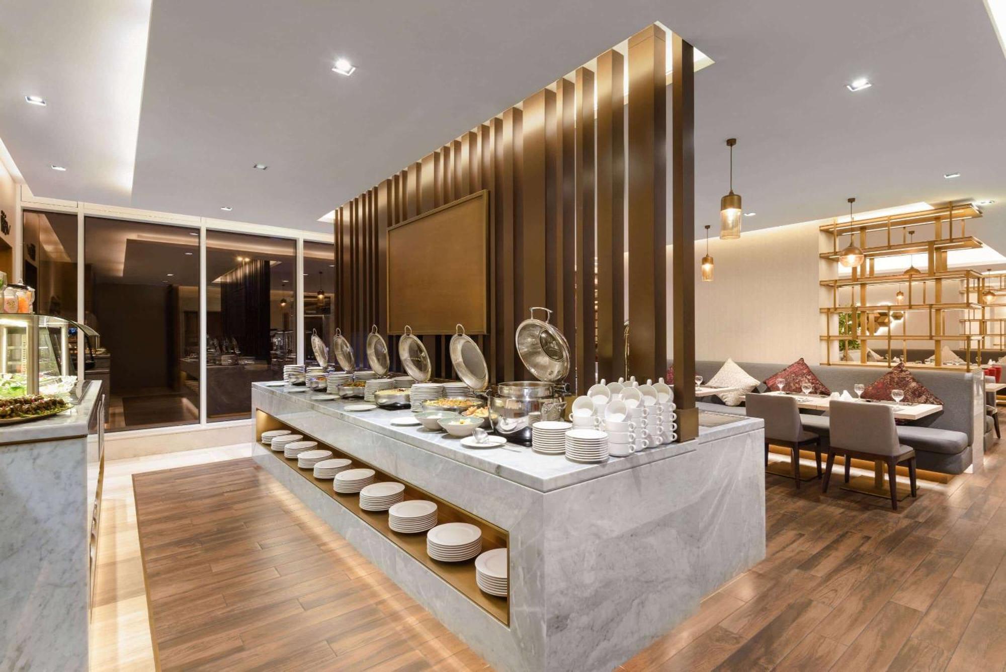 Ramada By Wyndham Riyadh King Fahd Road Esterno foto The restaurant