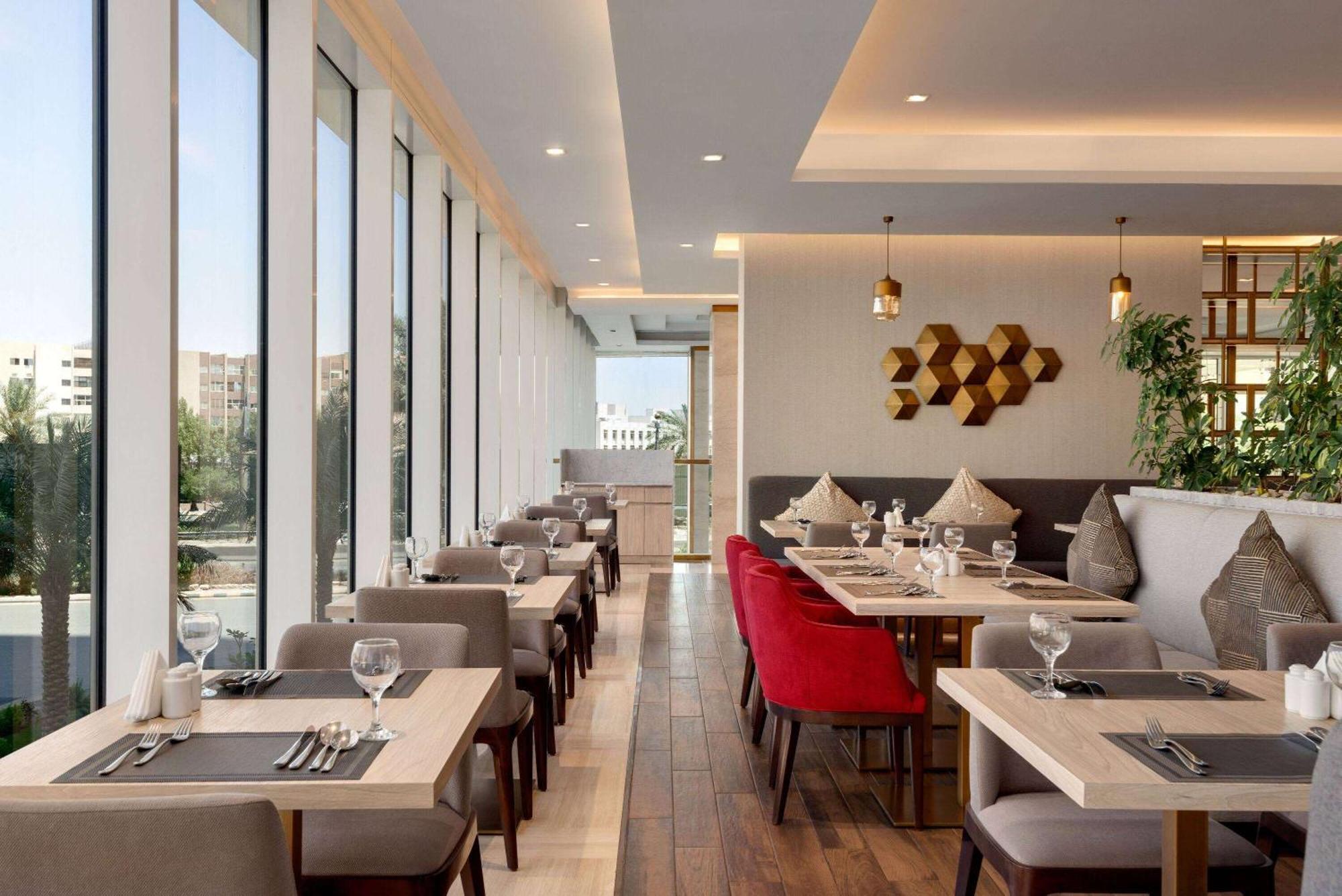 Ramada By Wyndham Riyadh King Fahd Road Esterno foto The restaurant