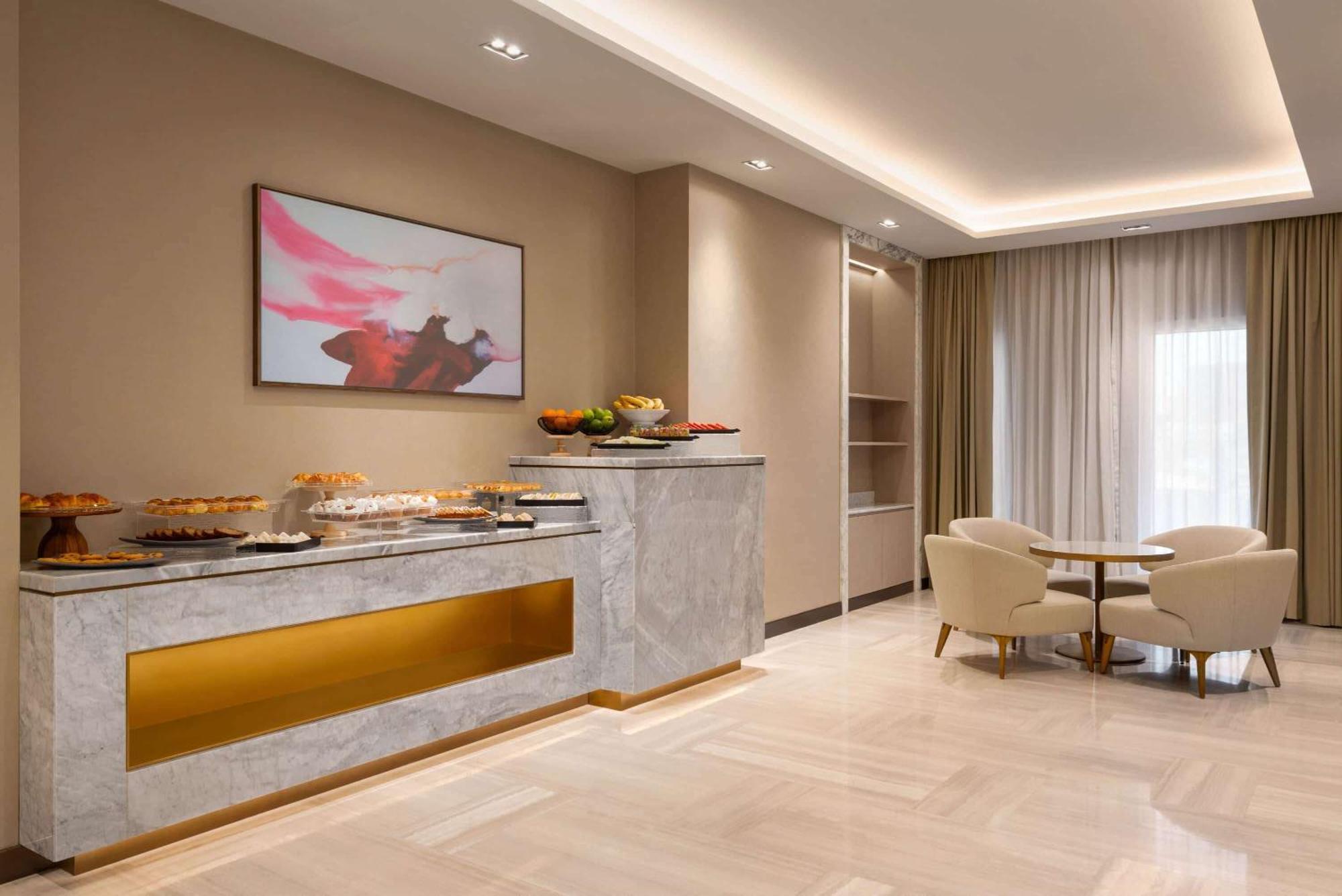 Ramada By Wyndham Riyadh King Fahd Road Esterno foto The lounge at the airport