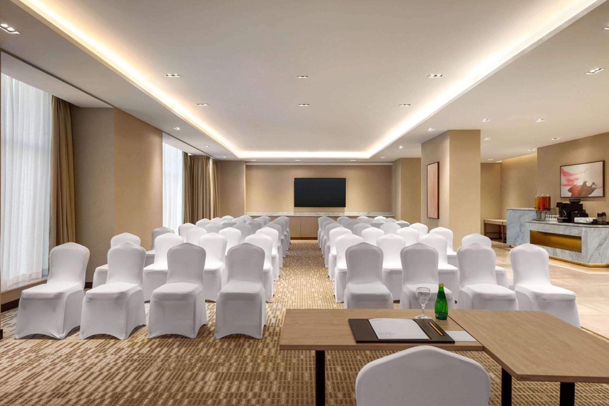 Ramada By Wyndham Riyadh King Fahd Road Esterno foto Meeting room