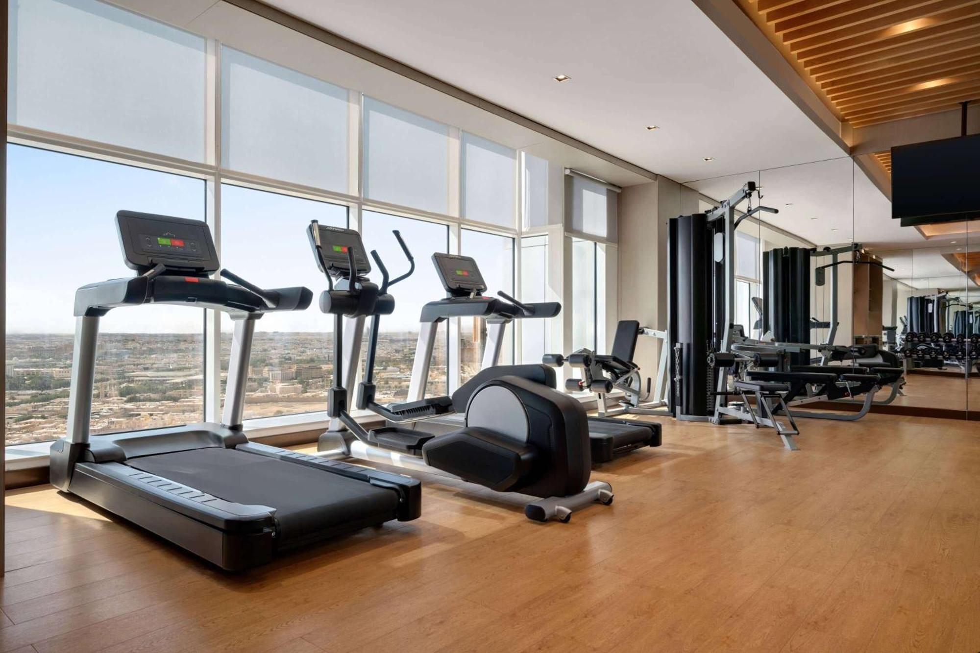 Ramada By Wyndham Riyadh King Fahd Road Esterno foto A gym at a hotel